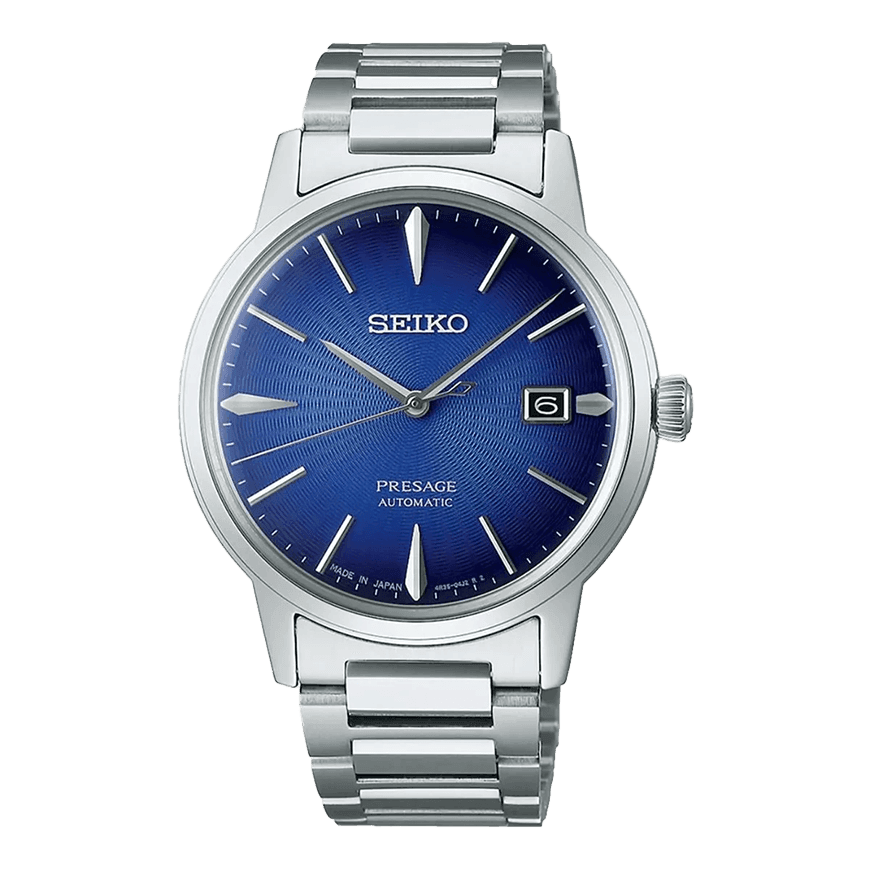 Et produktbilde av en Seiko-klokke med stållenke og blå urkasse på hvit bakgrunn.