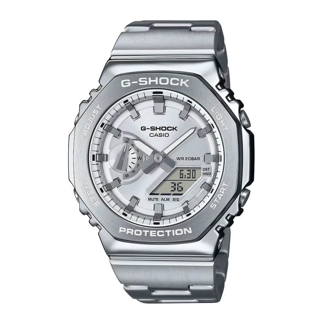 Sølvfarget Casio G-Shock klokke i rustfritt stål, belyst mot en hvit bakgrunn med klart lys og ingen skygge.