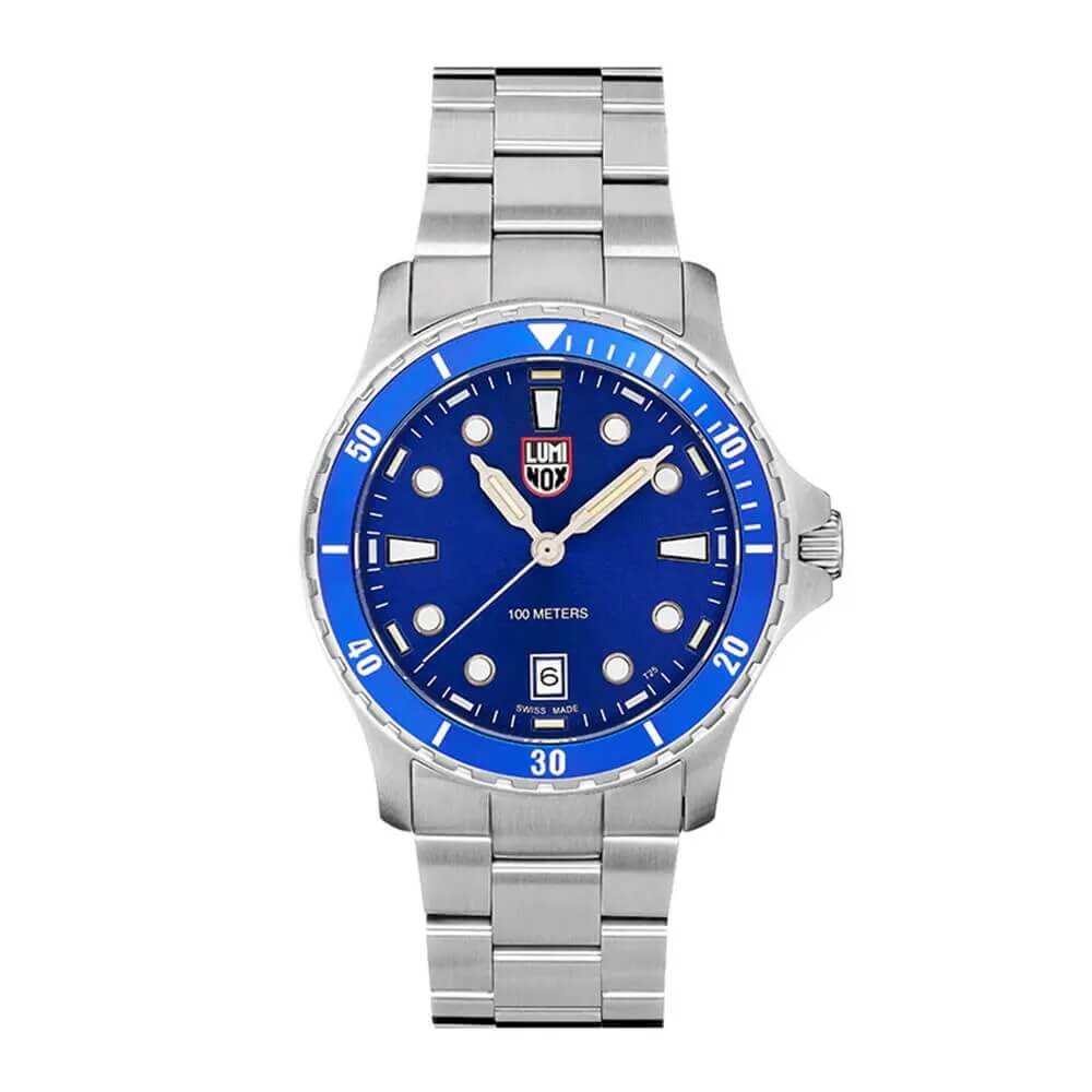 Luminox herreklokke i rustfritt stål med blå urskive, lysende visere og roterbar bezel. Sporty design med datovisning ved klokken seks.