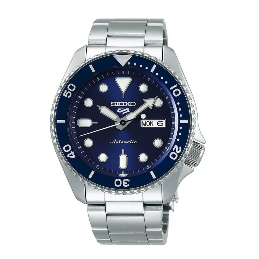 Produktbilde av en blå dykkerklokke med lysende visere og markeringer. Klokken er fra Seiko og har en roterbar bezel.